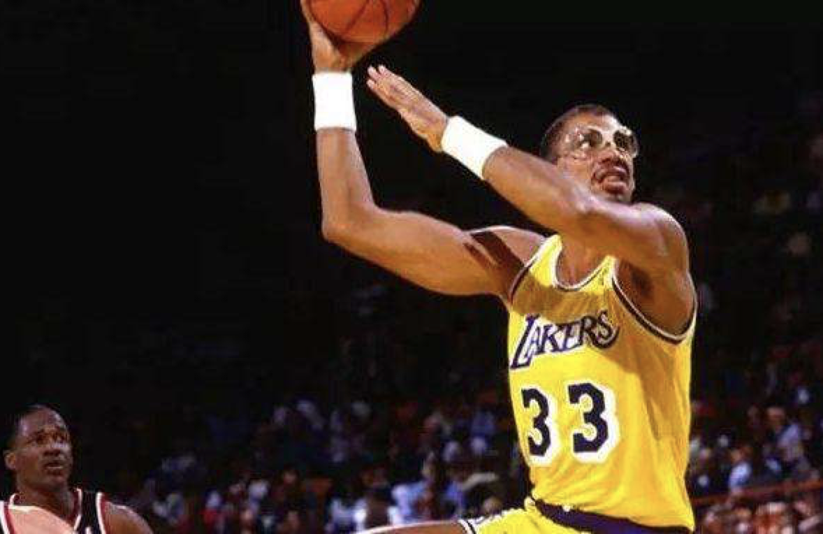 库库：家人支持谁？我说想要球票就得穿切尔西球衣（库库笑谈家人立场：想拿球票，先穿切尔西球衣）