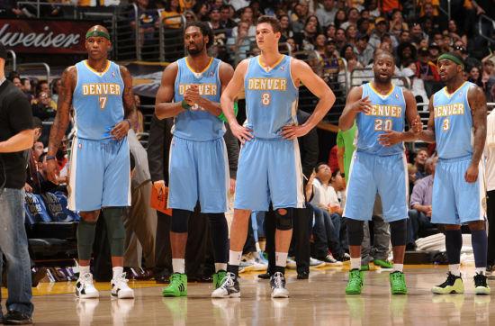 太阳报：B费夺冠面无表情，曼联球迷社媒盛赞他为称职队长（《太阳报》：B费捧杯仍冷面，曼联球迷在社媒齐赞其为合格队长）