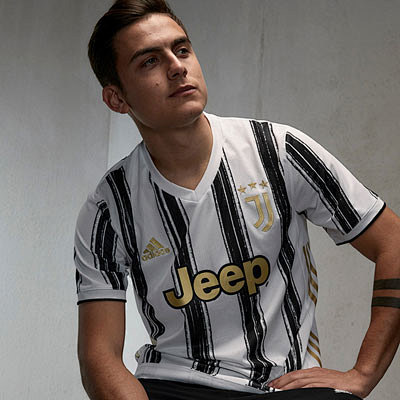 皇马：“嘿，你的益达。”利物浦：“不，是你的益达。”（皇马：“给，你的益达。”利物浦：“不对，还是你的。”）